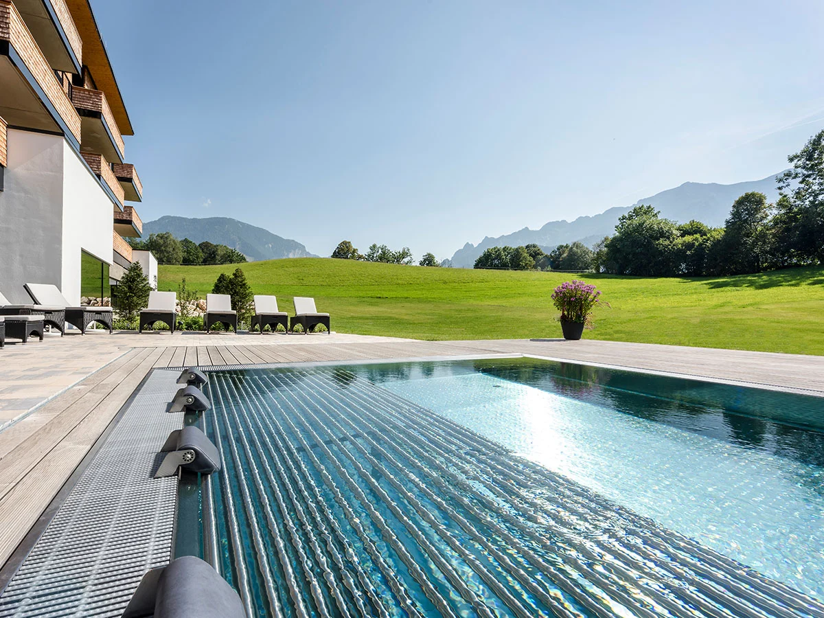 Outdoorpool mit herrlichem Ausblick auf die Berglandschaft