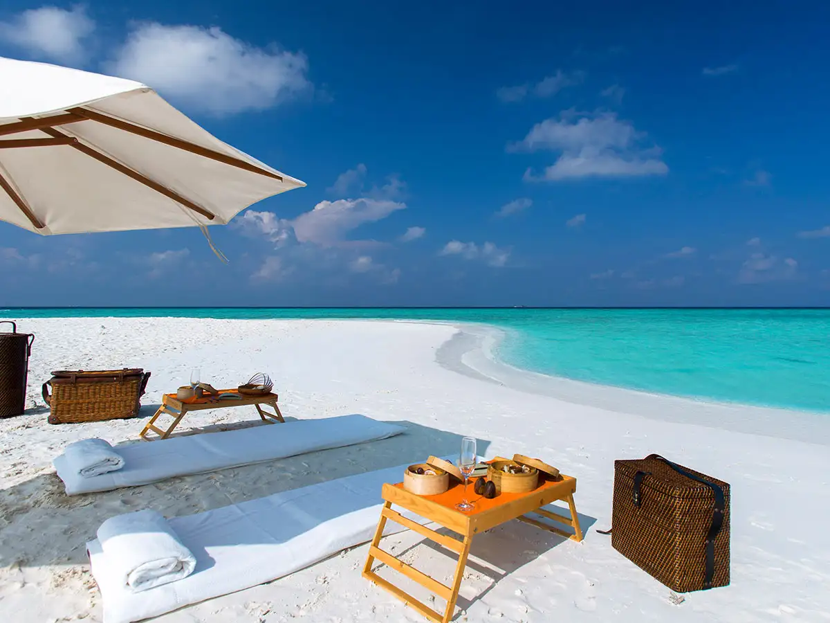 Sonnenschirm, Liegen und Essen am Strand von den Malediven