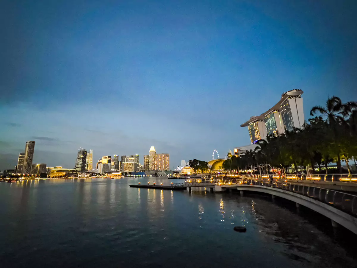 Stadt am Wasser bei Nacht