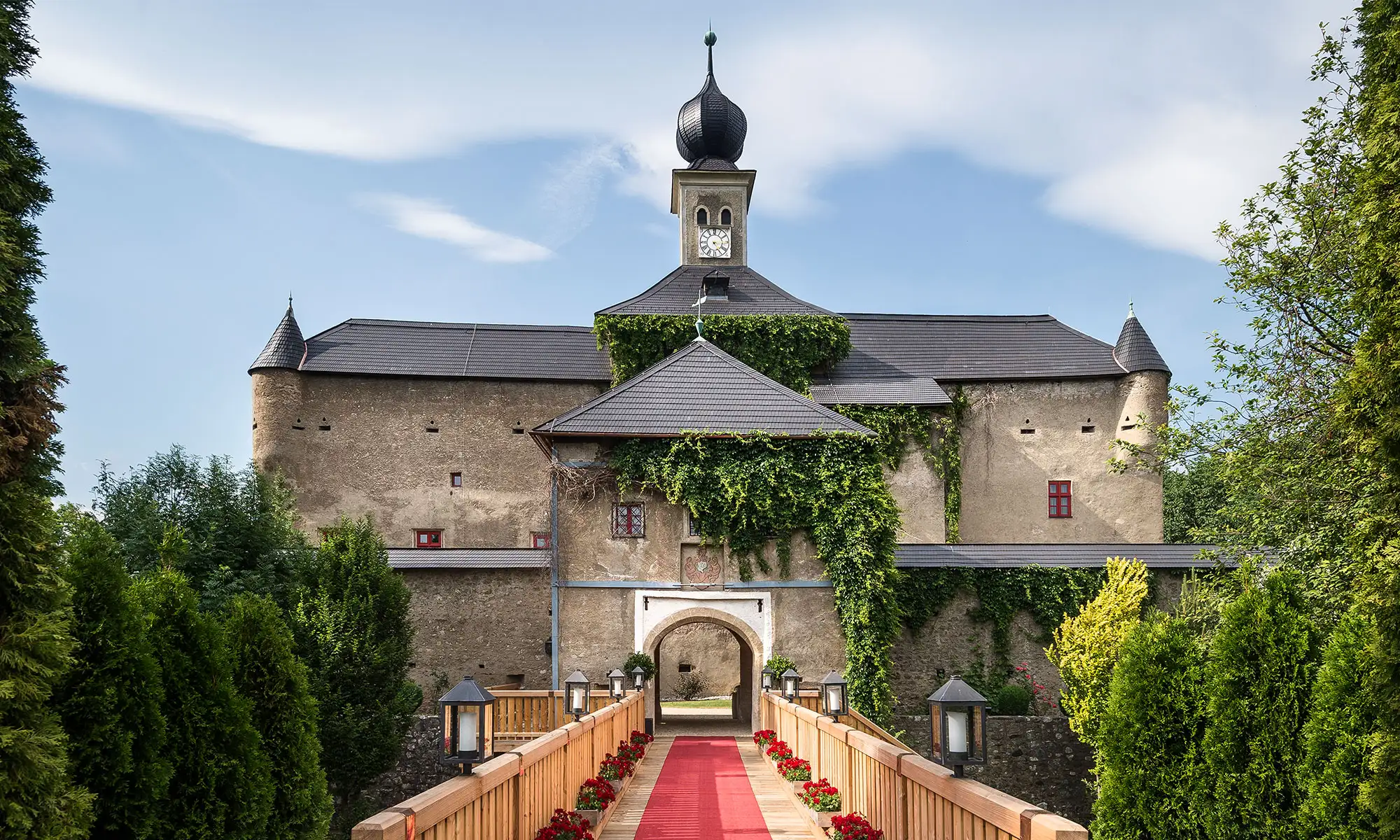 Schloss Gabelhofen mit holzerner Brücke von außen