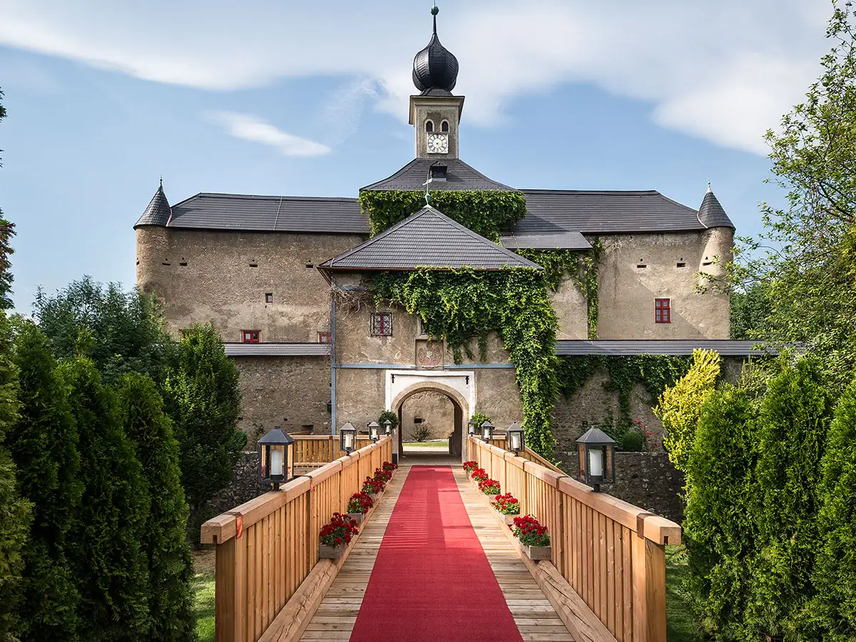 Schloss Gabelhofen mit holzerner Brücke von außen