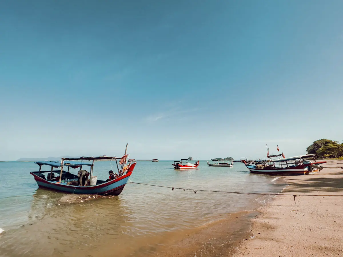 Buntes Fischerboot am Meer