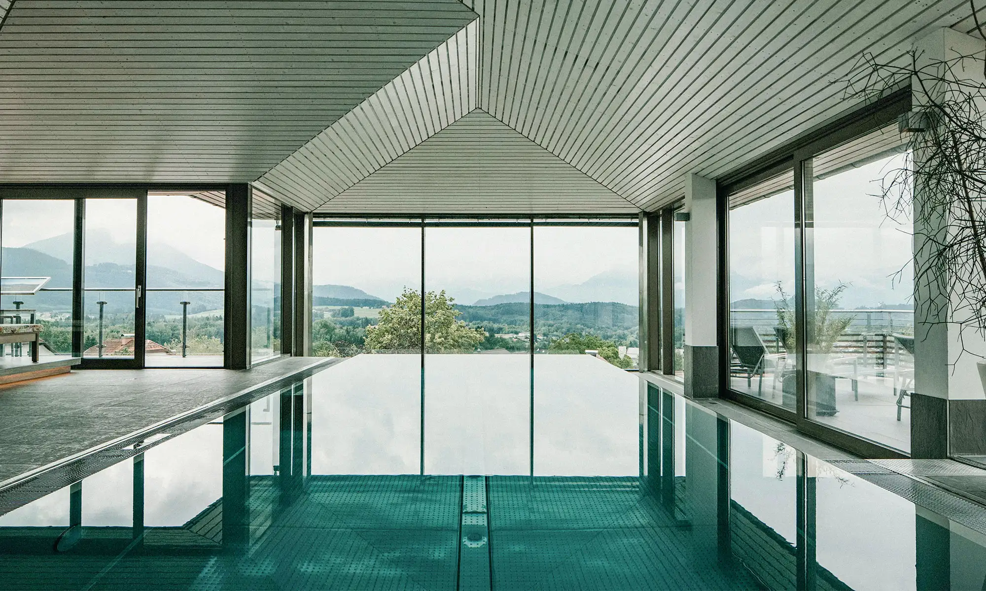 Ausblick vom Indoorpool des Hotels Romantik