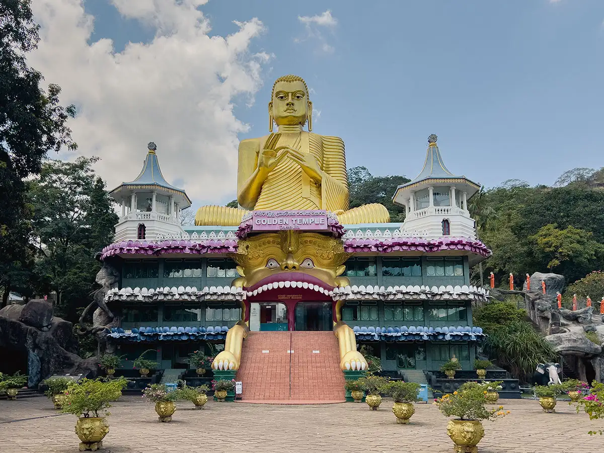 Golden Temple mit riesiger goldener Gottesstatue