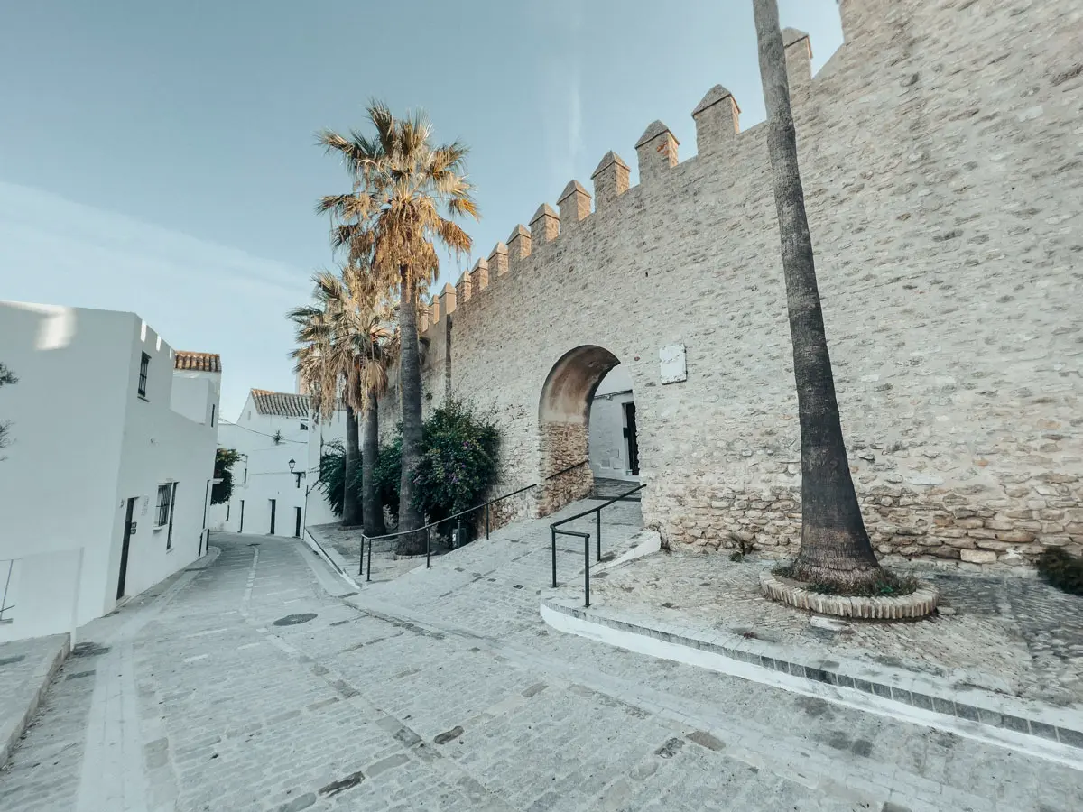 Travelbirds Vejer Mauer mit Durchgang