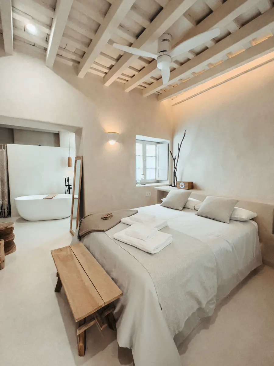 Travelbirds Vejer Schlafzimmer mit Badewanne