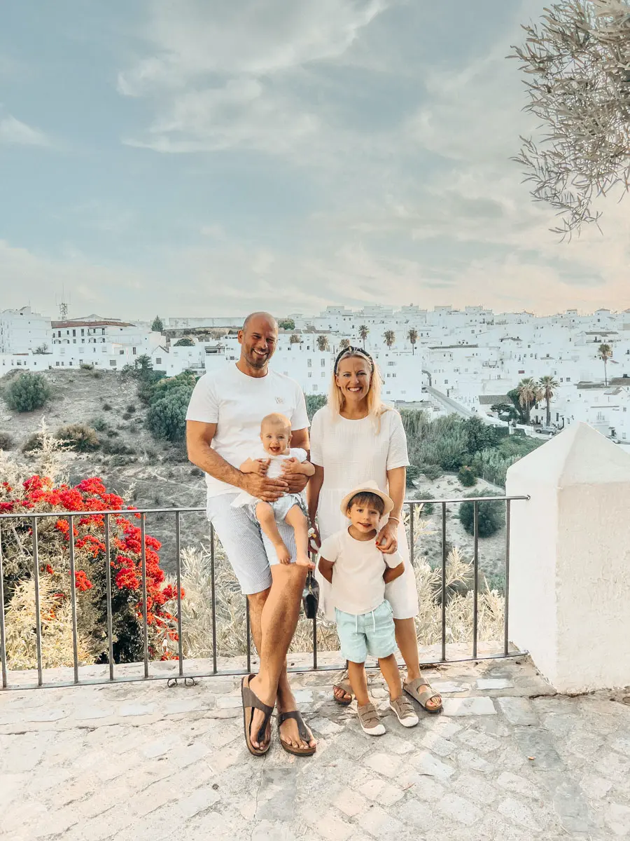 Travelbirds Vejer Familienfoto mit Blick auf die Stadt