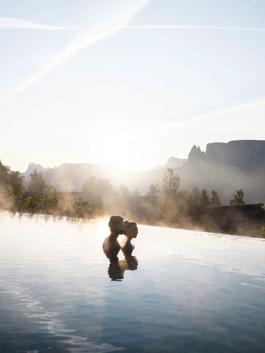 Adler Lodge Ritten Paar im Pool